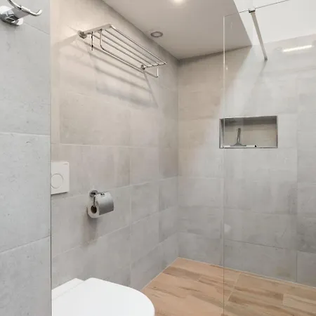 O21 By Interhome Appartement Praag